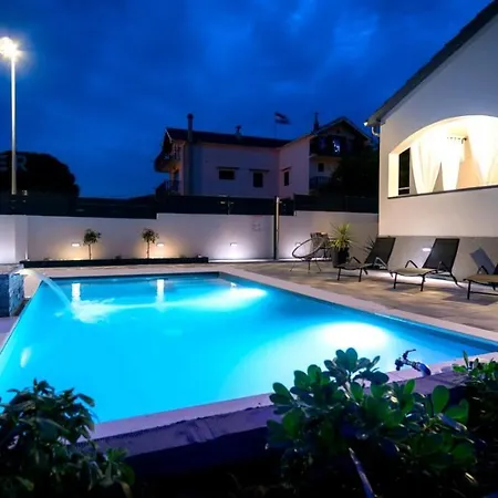 Villa Crowonder Tonka With Heated Swimming Pool