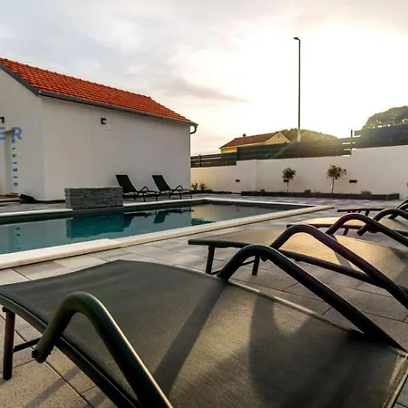 Crowonder Tonka With Heated Swimming Pool Bibinje
