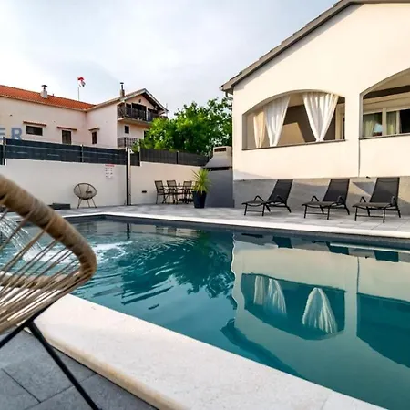 Crowonder Tonka With Heated Swimming Pool *