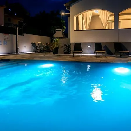 Crowonder Tonka With Heated Swimming Pool Bibinje