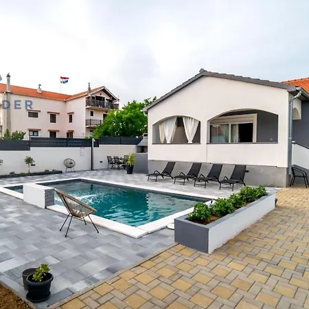 Crowonder Tonka With Heated Swimming Pool
