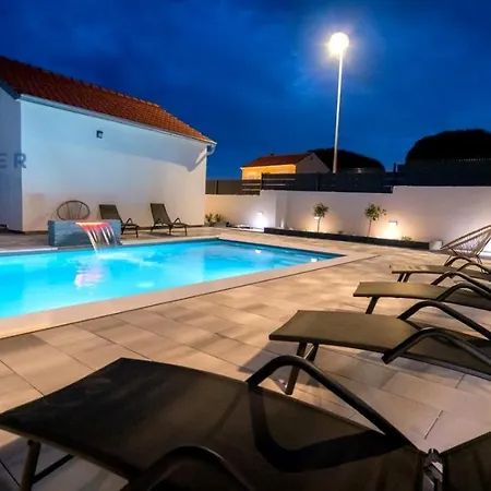 Villa Crowonder Tonka With Heated Swimming Pool