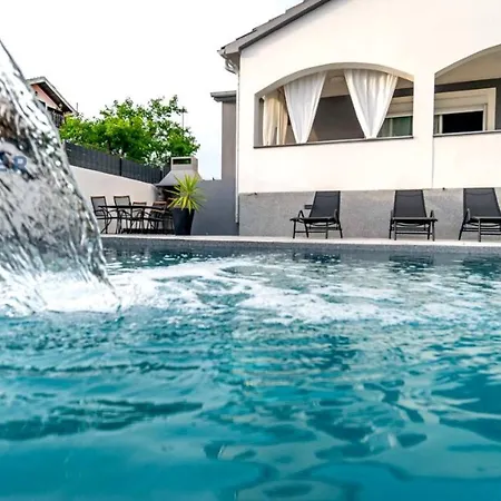 Villa Crowonder Tonka With Heated Swimming Pool