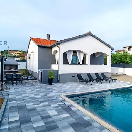 Villa Crowonder Tonka With Heated Swimming Pool *